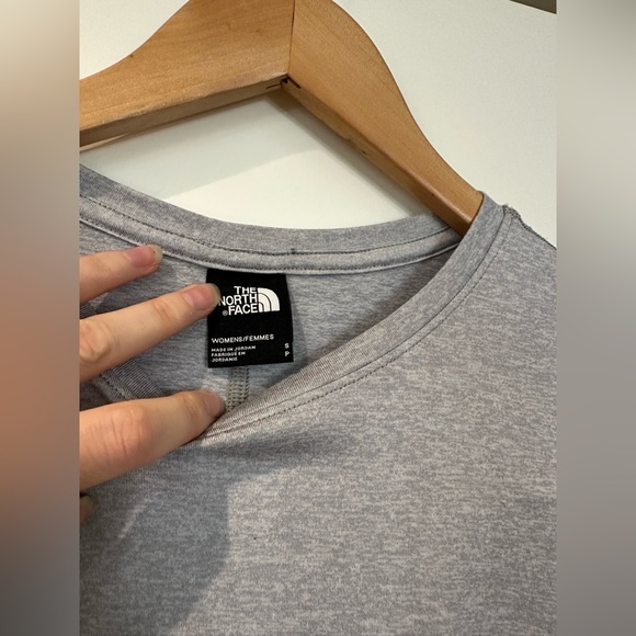 Grey north face athletic tshirt size small, very comfy - Picture 3 of 5